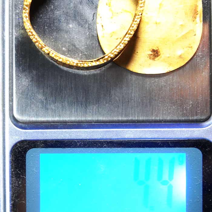 กรอบทองคำเก่าเปอร์เซ็นต์ทองสูง แกะลายปิดหลังทรงพระปิดตา หนัก 4.4 กรัม ไม่แพงครับ