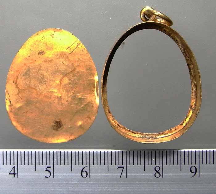 กรอบทองคำเก่าเปอร์เซ็นต์ทองสูง แกะลายปิดหลังทรงพระปิดตา หนัก 4.4 กรัม ไม่แพงครับ