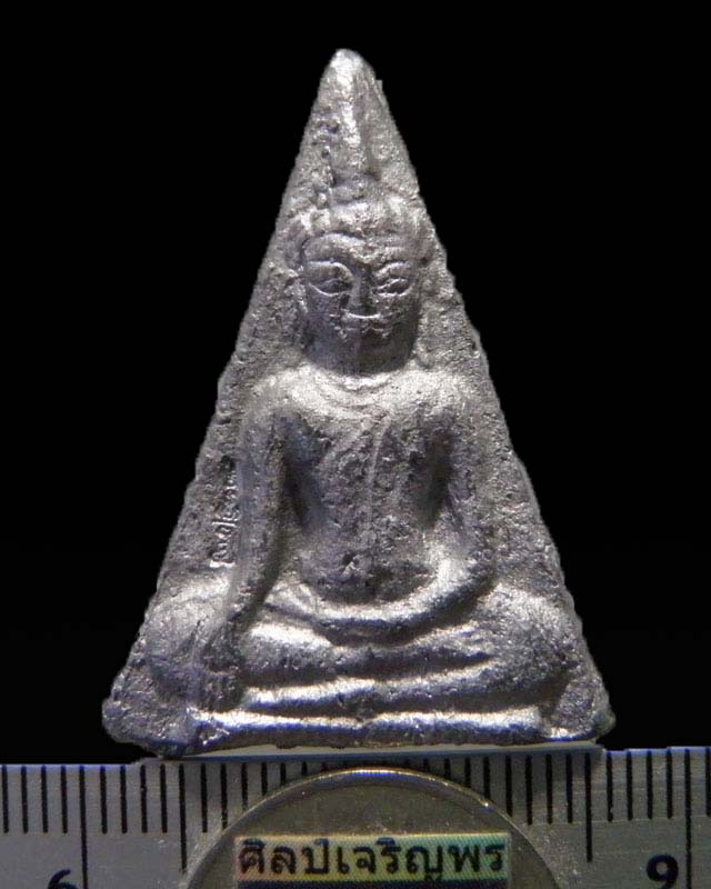 พระนางพญา หลวงพ่อชำนาญ วัดบางกุฎีทอง ปทุมธานี เนื้อชินตะกั่ว ตอกโค๊ตที่ข้างแขนขวา สภาพสวย