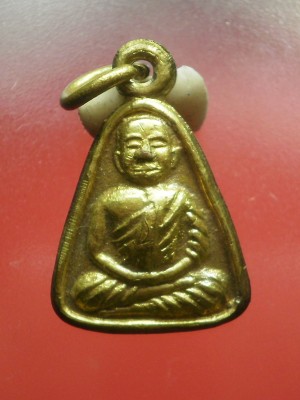  เหรียญจอบเล็กหลวงพ่อเงิน วัดบางคลาน ปี 2529 เนื้อกะไหล่ทอง สภาพพอสวยราคาไม่แพง