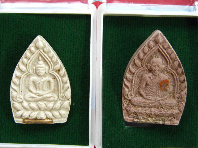 หลวงพ่อเกษม พระผงเจ้าสัว รุ่นบารมี 81 ฝังตะกรุดเงิน ปี35...2 องค์...