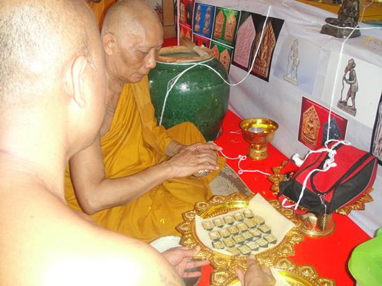 วัดใจเป็นคู่! ชูชก ยันต์ ๕ มหาลาภ หลวงพ่อสาคร ทองแดงรมดำ เลขเรียงกัน ๑๐๒๕๖ ... ๑๐๒๕๗ สวยๆครับ