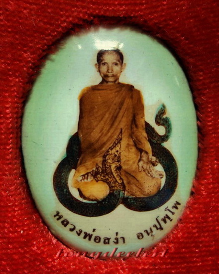 ล็อกเก็ตหลวงพ่อสง่า วัดหนองม่วง รุ่นแรก ด้านหลังฝังตะกรุดเงิน จีวร และเส้นเกศา สวยมากค่ะ