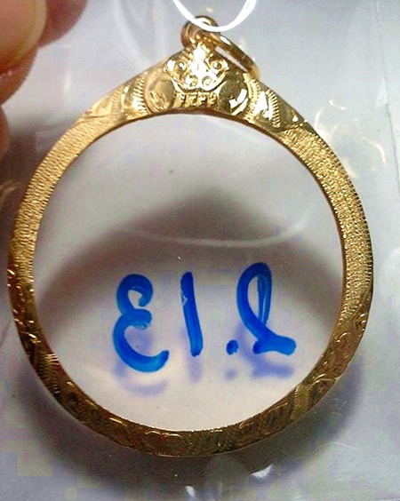 กรอบทองยกซุ้ม ใส่เหรียญกลม/จันลอย ที่มีขนาดกว้าง+สูง 2.8 ซม.น้ำหนัก 2.13 กรัมราคา2950 บาท