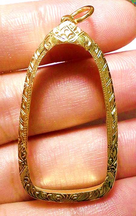 กรอบทองยกซุ้ม ใส่พระรอด หลวงปุ่ทวด/รูปหล่อที่มีขนาดกว้าง1.6ซม.สุง3.2ซม.นน.1.85กรัมราค2720บาท