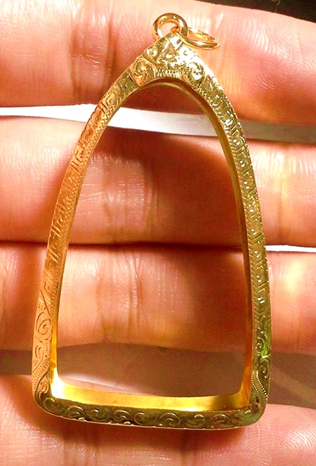 กรอบทองยกซุ้ม ใส่พระพุทธชินราชอินโดจีนปี2485/พระกริ่ง/ที่มีขนาดใหญ่น้ำหนัก2.81กรัมราคา 3600 บาท
