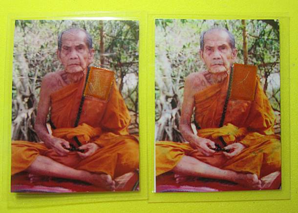 วัดใจ150+รูปถ่ายหลวงปู่หมุน ออกวัดซับลำใย ปี2543กว้าง1.5 นิ้ว สูง 2 นิ้ว ติดจีวร +เกศา+ตอกโค๊ตนะ