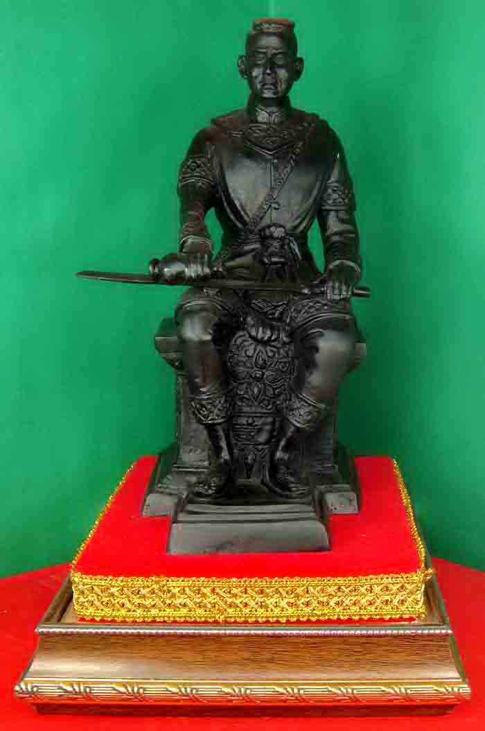 รูปหล่อบูชาสมเด็จพระนเรศวรมหาราช ประทับนั่งหลั่งทักษิโณทก สภาพสวยสมบูรณ์มาก ผิวหิ้งเดิม ๆ ขนาดบูชา ห