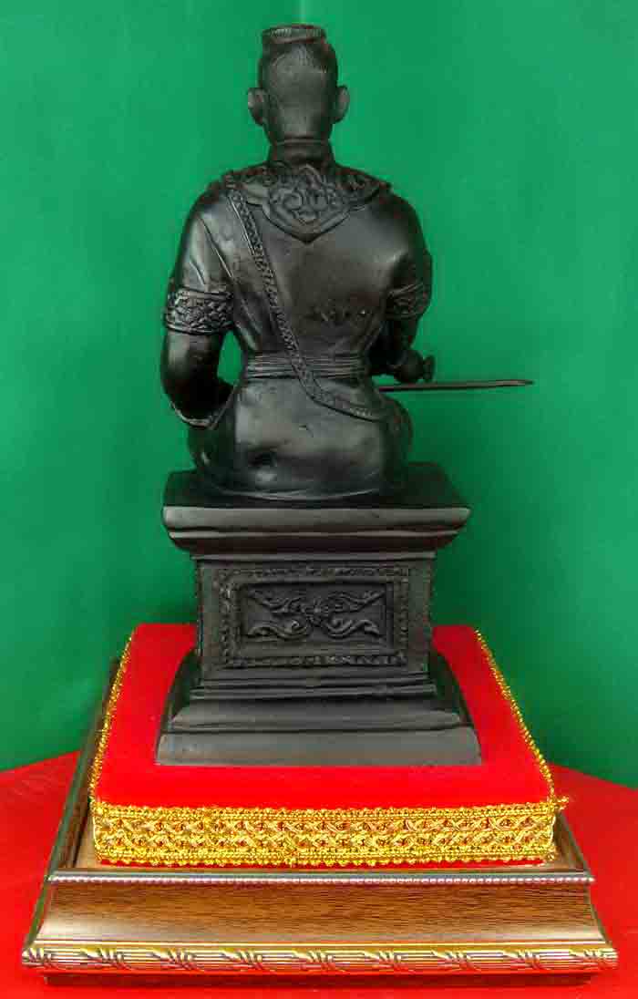 รูปหล่อบูชาสมเด็จพระนเรศวรมหาราช ประทับนั่งหลั่งทักษิโณทก สภาพสวยสมบูรณ์มาก ผิวหิ้งเดิม ๆ ขนาดบูชา ห
