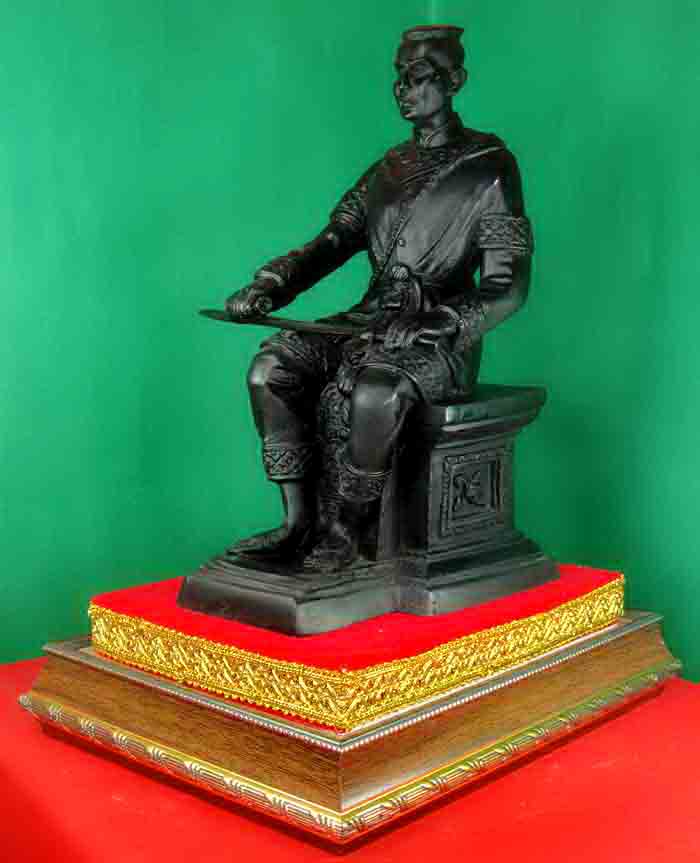 รูปหล่อบูชาสมเด็จพระนเรศวรมหาราช ประทับนั่งหลั่งทักษิโณทก สภาพสวยสมบูรณ์มาก ผิวหิ้งเดิม ๆ ขนาดบูชา ห