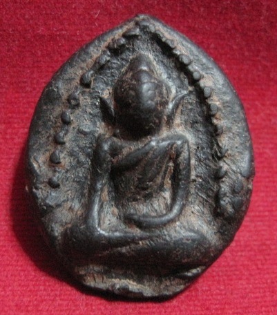 พระกรุวัดท้ายตลาด เนื้อดินเผา พิมพ์ปางมารวิชัย ข้างเม็ด