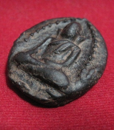 พระกรุวัดท้ายตลาด เนื้อดินเผา พิมพ์ปางมารวิชัย ข้างเม็ด