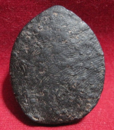 พระกรุวัดท้ายตลาด เนื้อดินเผา พิมพ์ปางมารวิชัย ข้างเม็ด