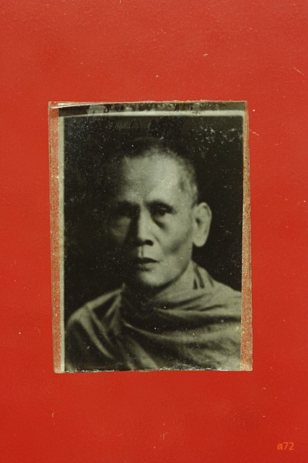 รูปถ่ายอัดกระจกไม่ทราบหลวงพ่ออะไร...../2