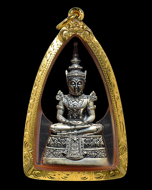 พระแก้วมรกต กรมสรรพสามิต ครบ64ปี วัดพระศรีรัตนศาสดาราม2539 เนื้อเงิน เลข56923 สภาพสวยมาก+เลี่ยมทอง