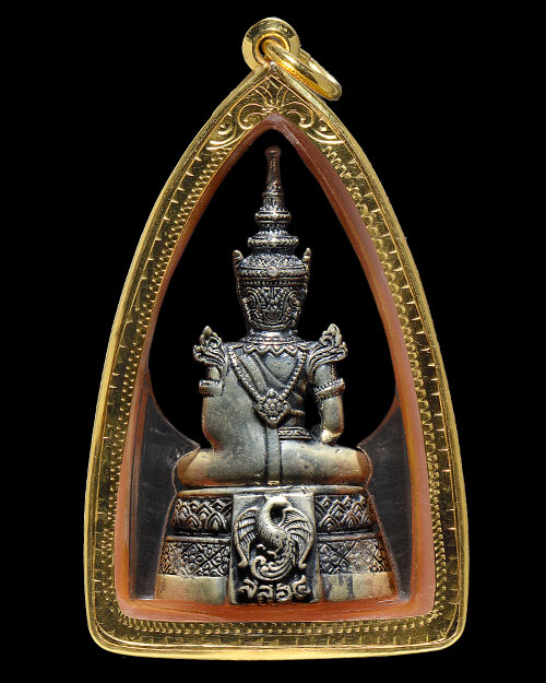 พระแก้วมรกต กรมสรรพสามิต ครบ64ปี วัดพระศรีรัตนศาสดาราม2539 เนื้อเงิน เลข56923 สภาพสวยมาก+เลี่ยมทอง