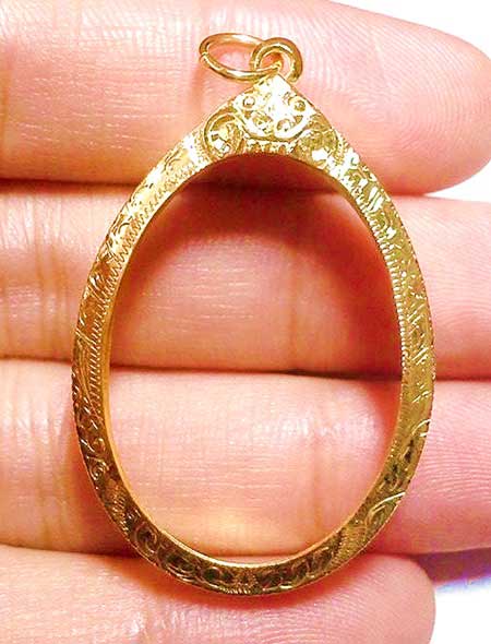 กรอบทองยกซุ้ม ใส่เหรียญหลวงพ่อแช่ม/เกจิอื่นๆที่มีขนาดกว้าง 2ซม.สูง 2.8ซม.นน. 1.54กรัมราคา 2400บาท