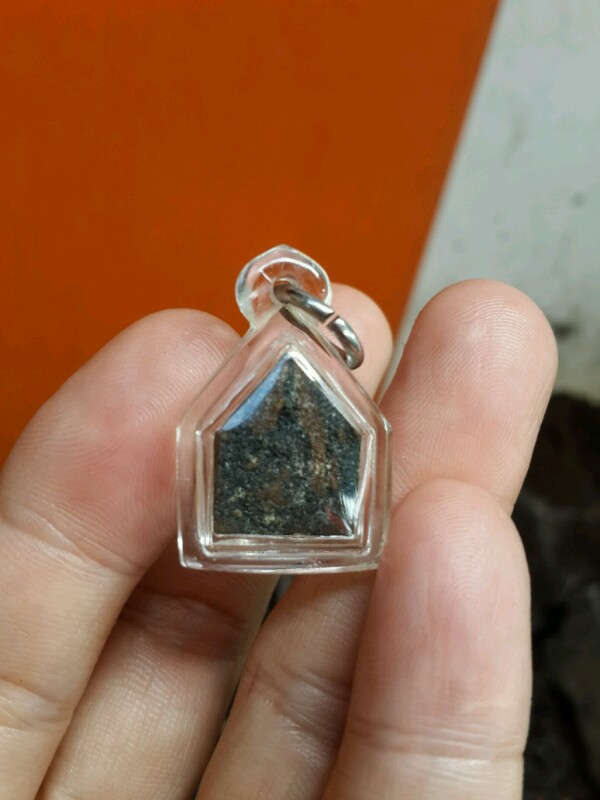 พระแผงตัด เนื้อชิน ลงรัก ทาทอง เลี่ยมพร้อมใช้ เคาะเดียว