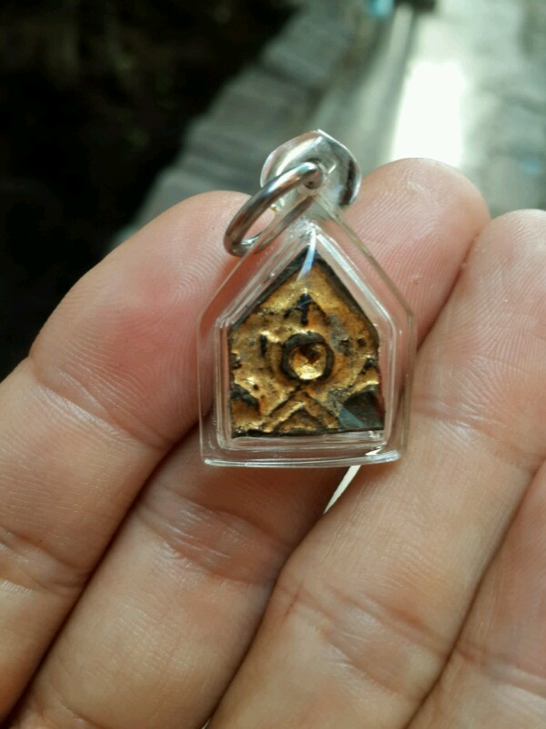 พระแผงตัด เนื้อชิน ลงรัก ทาทอง เลี่ยมพร้อมใช้ เคาะเดียว