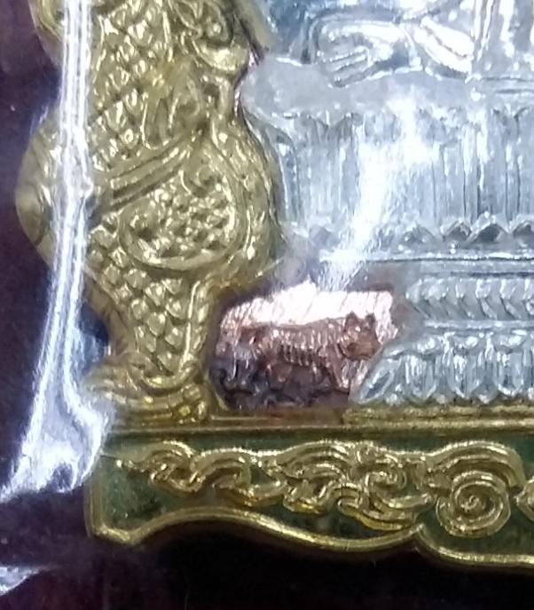 เหรียญนั่งพาน3กษัตริย์ หลวงปู่ฮก หมายเลข5153 มีรอยดำๆจากขั้นตอนการประกอบ เคาะเดียวครับ