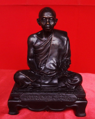 พระบูชาหลวงพ่อคูณ วัดบ้านไร่ พิมพ์นั่งสมาธิ บนอาสนะ (นิยม) รุ่นเมตตา มหาลาภ ปี 2537