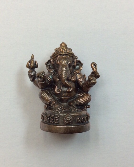 พระพิฆเนศ ปางบรมครู รุ่น100ปี กรมศิลปากร ขนาด 0.5 นิ้ว เนื้อโลหะผสม มีโค๊ด