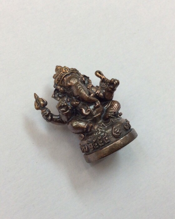 พระพิฆเนศ ปางบรมครู รุ่น100ปี กรมศิลปากร ขนาด 0.5 นิ้ว เนื้อโลหะผสม มีโค๊ด