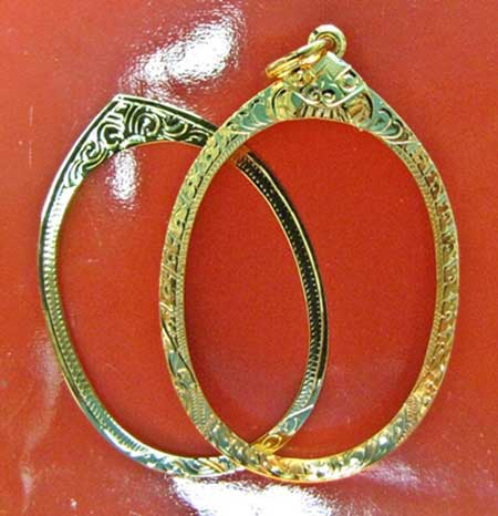 กรอบทองยกซุ้ม ใส่เหรียญหลวงพ่อคูณปี17/รับเสด็จ/แม่น้ำคู้หลวงปู่ทิมน้ำหนัก 1.68กรัมราคา2550บาท 