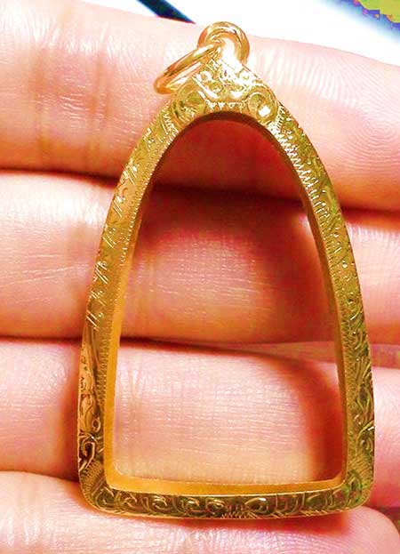 กรอบทองยกซุ้ม ใส่หลวงปู่ทวดเนื้อว่านพิมพ์ใหญ่ปี2524/รูปหล่อที่มีขนาดใกล้เคียงนน.2.21กรัมราคา3040บาท