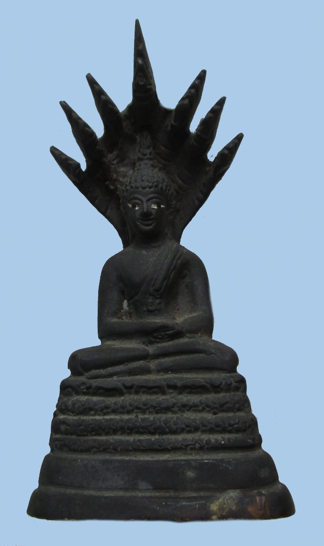 พระบูชาปางนาคปรก(วันเสาร์)หน้าตักประมาณ 2 นิ้ว เนื้อทองเหลือง ผิวหิ้งครับ เคาะแรกครับ