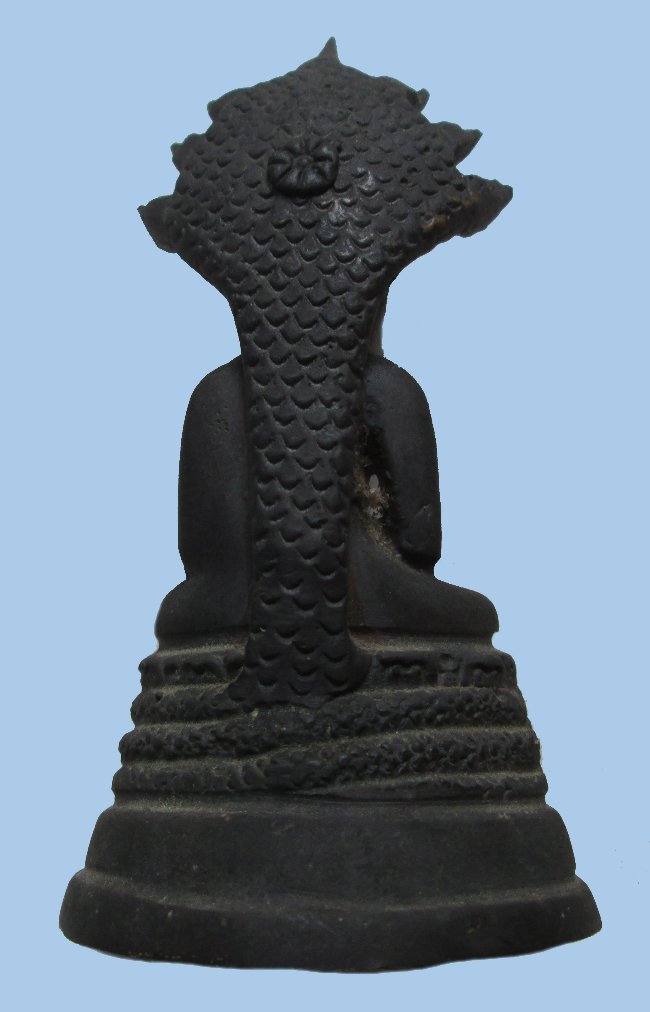 พระบูชาปางนาคปรก(วันเสาร์)หน้าตักประมาณ 2 นิ้ว เนื้อทองเหลือง ผิวหิ้งครับ เคาะแรกครับ