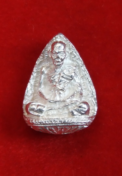 รูปหล่อหยดน้ำ ล.ป.ดู่ วัดสะแก ปี 2533 เนื้อเงิน สภาพสวย ไม่ได้ใช้ จำนวน 2 องค์