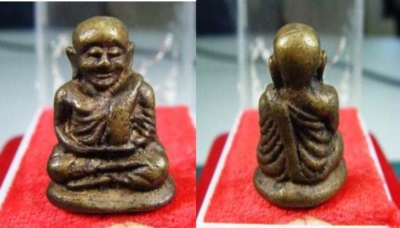 หลวงพ่อเงินสวยๆทีเดียว 2 องค์พร้อมกล่อง