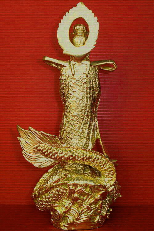 รูปหล่อบูชาเจ้าแม่กวนอิมยืนบนฐานมังกร ปิดทอง สูง 10 นิ้ว สวยมากค่ะ
