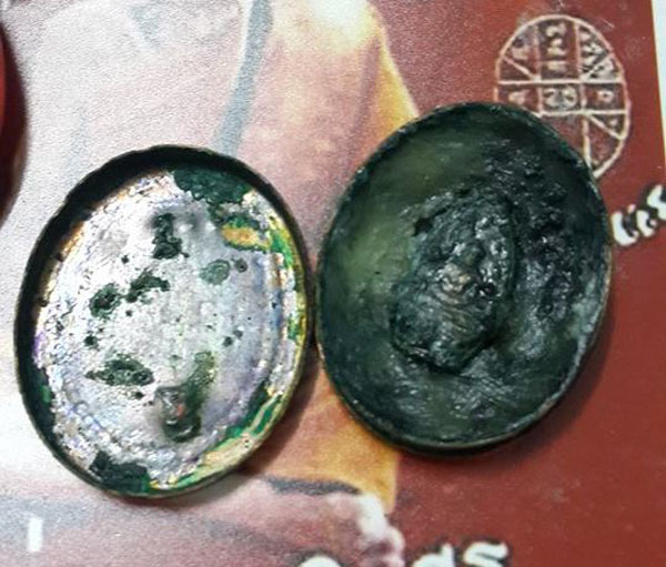 เหรียญตลับสีผึ้งหลวงปู่หมุน ปี 2543 รุ่นเสาร์ห้าบูชาครู ข้างในฝังพระนาคปรกบล็อคนิยม สีผึ้งยังเติมอยู