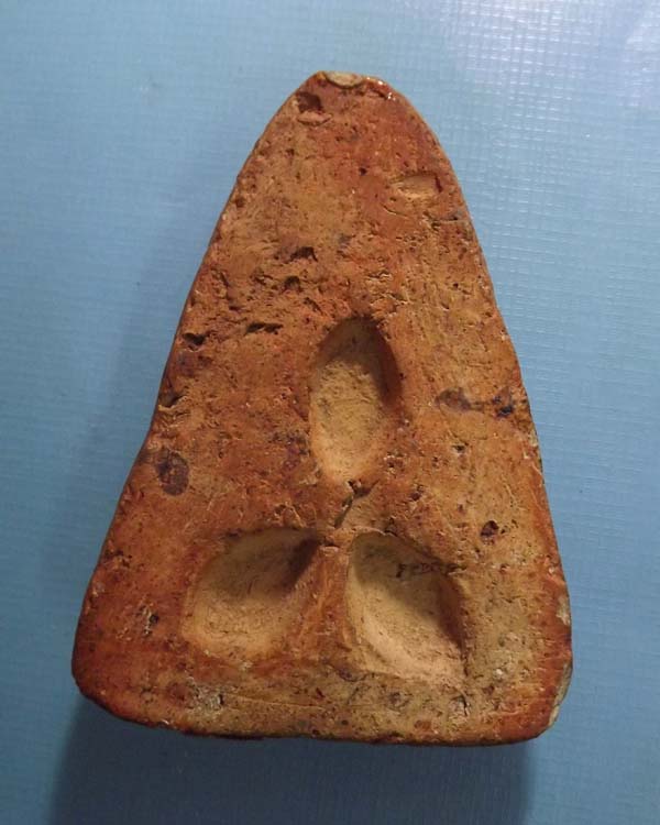 พระบูชา ปางตรัสรู่ เนื้อดินเคลือบ หลัง3หลุม