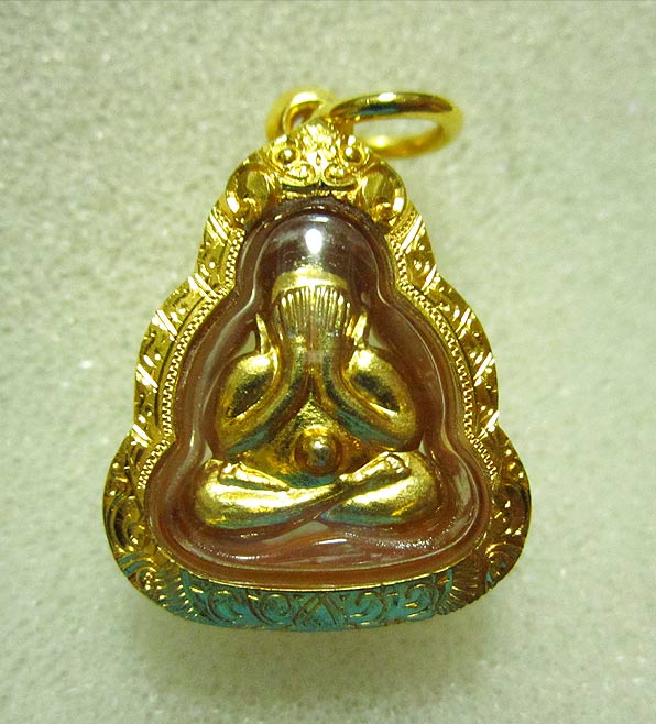  พระปิดตาหลังรูปเหมือน เนื้อทองเค ปี2549 สร้าง380องค์ หลวงพ่อสาคร เลี่ยมทองสวยๆครับ 