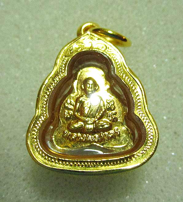  พระปิดตาหลังรูปเหมือน เนื้อทองเค ปี2549 สร้าง380องค์ หลวงพ่อสาคร เลี่ยมทองสวยๆครับ 