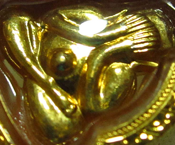  พระปิดตาหลังรูปเหมือน เนื้อทองเค ปี2549 สร้าง380องค์ หลวงพ่อสาคร เลี่ยมทองสวยๆครับ 