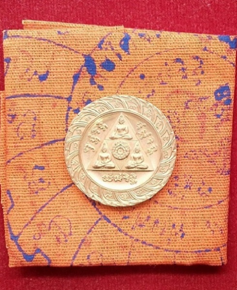 เหรียญทานบารมี เนื้อทองไมครอน+ผ้ายันต์จีวร หลวงปู่ชื้น วัดญาณเสน อยุธยา เหรียญปี46...เคาะเดียวแดง...