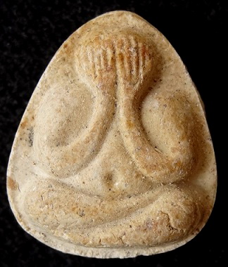 พระปิดตามหาเสน่ห์ หลังยันต์พุทโธ เนื้อเกสรเหลืองนวล