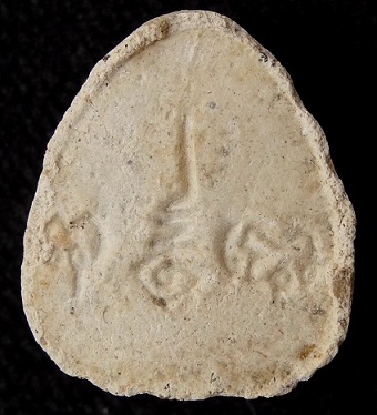 พระปิดตามหาเสน่ห์ หลังยันต์พุทโธ เนื้อเกสรเหลืองนวล