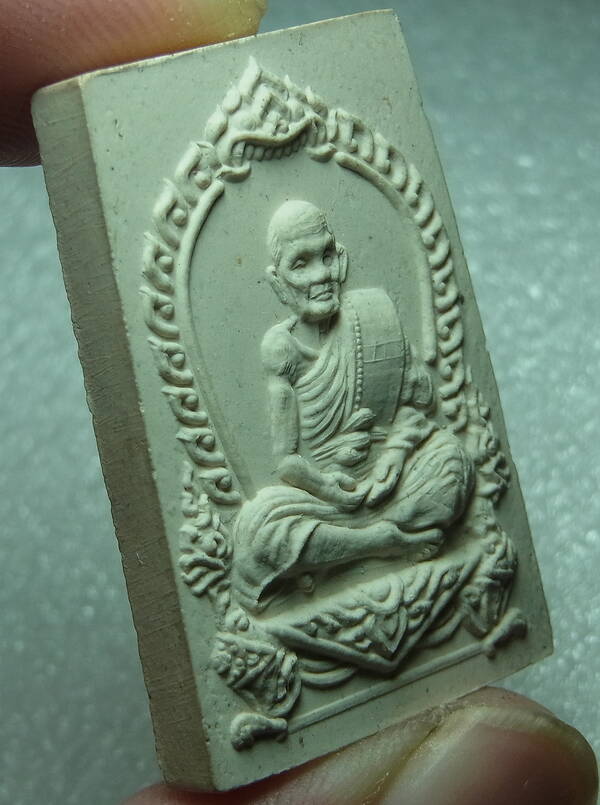 พระผงรูปเหมือน นั่งซุ้มพญานาค หลวงปู่หมุน วัดบ้านจาน ปี2543