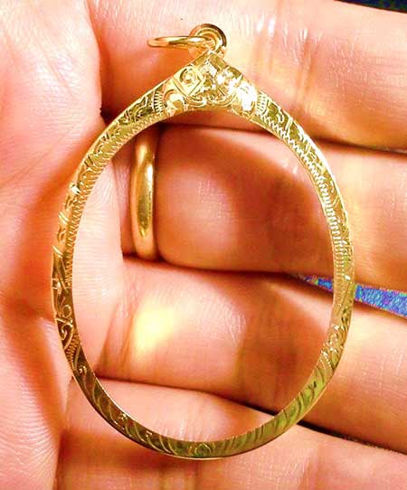 กรอบทองยกซุ้ม ใส่เหรียญพระเจ้าตาก/ปิดตาลป.แก้ว/เกจิอื่นๆกว้าง2.8ซม.สูง3.6ซม.นน.1.83กรัมราคา2700บาท