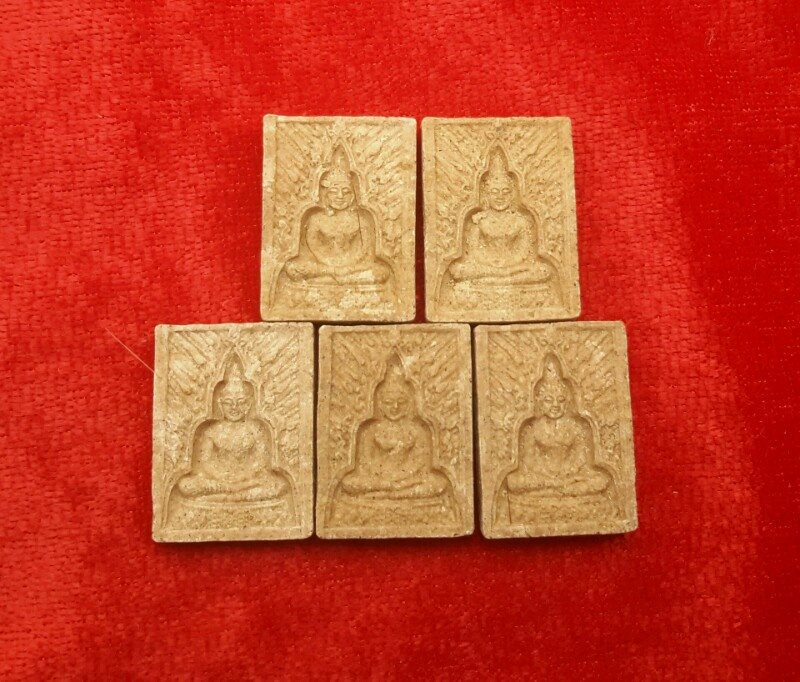 พระแก้วฟ้าหลั่ง สุริยรังสี จำนวน 5 องค์ ติด เกศา ครูบาอิน เดิมๆ ปี 2542+++++วัดใจ 