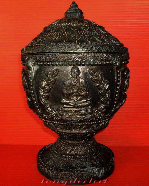 ขันน้ำพระพุทธมนต์สมเด็จพระพุฒาจารย์(โต พรหฺมรังสี) วัดอินทรวิหาร สวยมากค่ะ