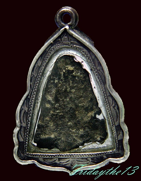 พระนางกำแพง จ.กำแพงเพชร เนื้อชินเงิน มาพร้อมเลี่ยมอย่างดีและบัตรรับรอง ไม่แพงครับ