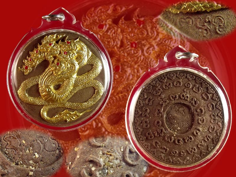 พญานาคเจ็ดเศียร ดวงตราพญาศรีสัตตนาคาธิบดี รุ่นแรก ปี พ.ศ.๒๕๔ ๙ ด้านหลัง ฝังปฐวีธาตุ หลวงปู่คำพันธ์ 