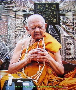 พระผงรูปเหมือนหลวงปู่หงษ์ พรหมปัญโญ ปี 2537 เนื้อผงชานหมากผสมเกศา