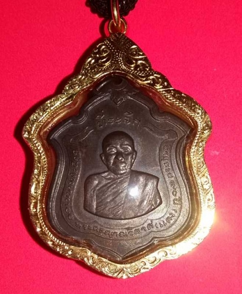 เหรียญแม่ทัพ หลวงพ่อแดง ปี 11 ดาวใหญ่ พร้อมเลี่ยมทอง สวยสุดๆ นิยม